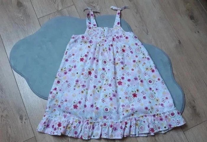 Robe orchestra fleurie 8 ans en parfait état