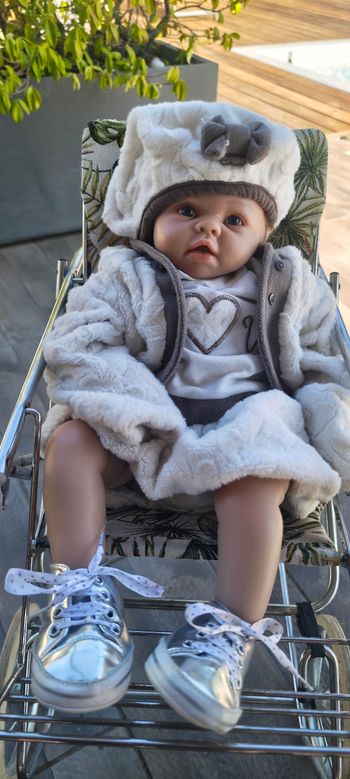 Bébé reborn, poupée avec nombreux vêtements et accessoires