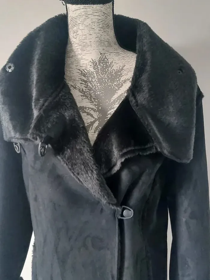 Beau manteau noir et chaud - photo numéro 3