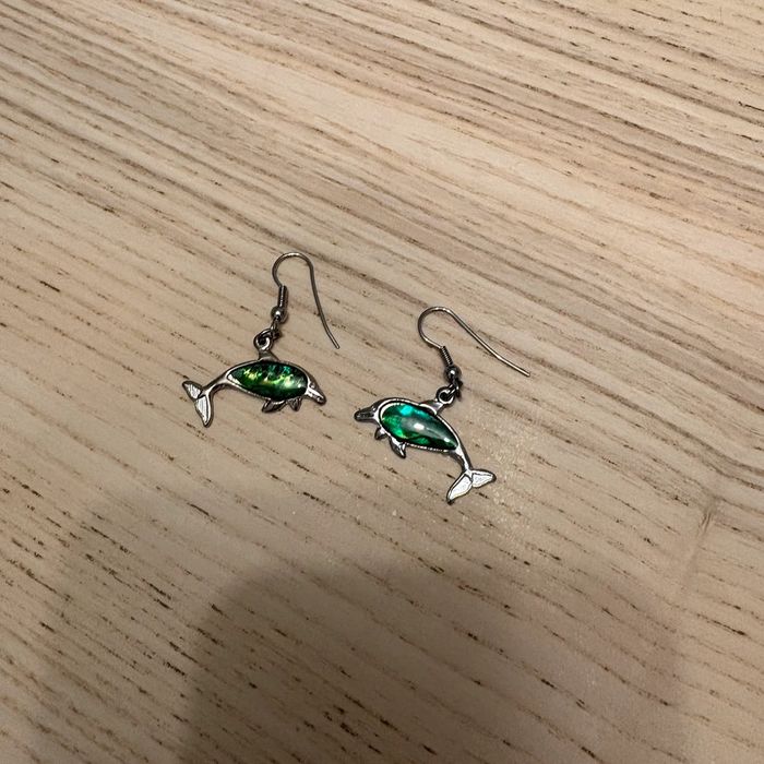 Boucles d’oreilles dauphins • vertes & argentées 🌿