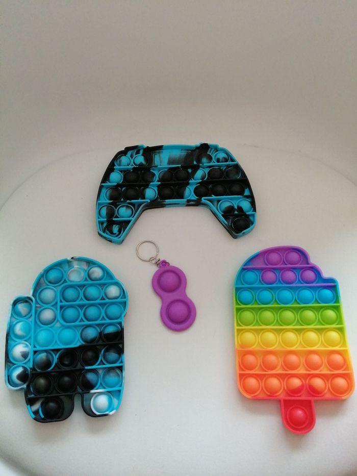 Lot de 3 "Pop It" + "pop it" porte clefs