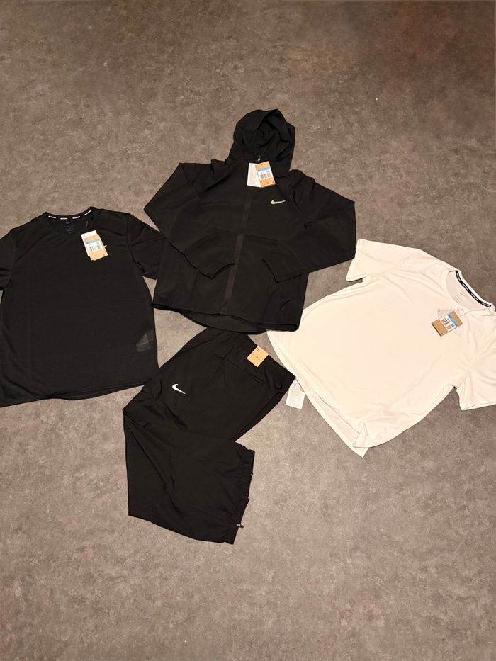 Ensemble running : veste, pantalon, 2 t-shirt