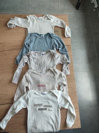 Lot bodies 24 mois