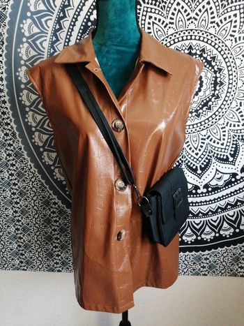 Veste simili cuir marron sans manches avec boutons / sans marque / (TU)