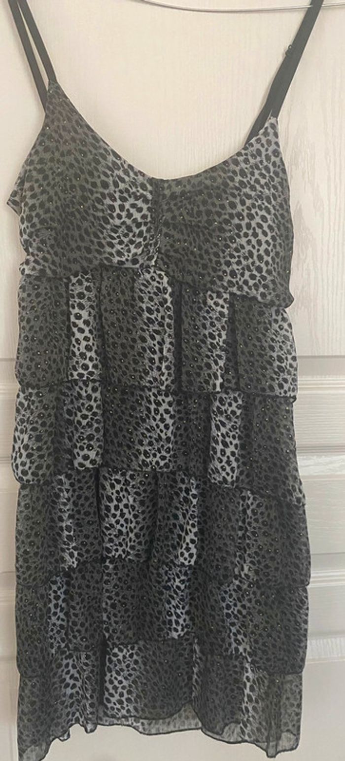 Robe noire et blanche motif léopard à volants - photo numéro 2