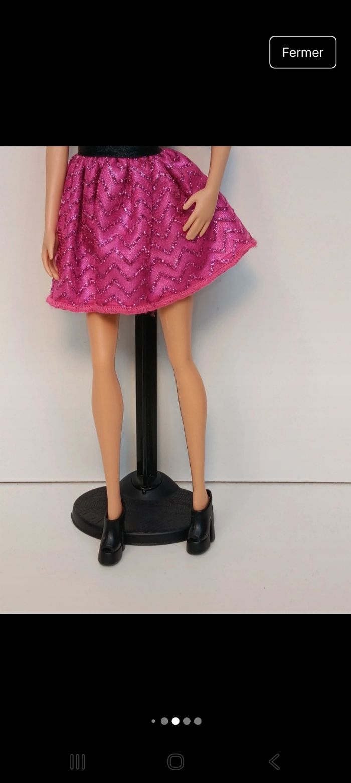 Poupée mattel barbie tenue fushia et noir tête 1998 corp 2013 
Poupée et ensemble compris - photo numéro 5