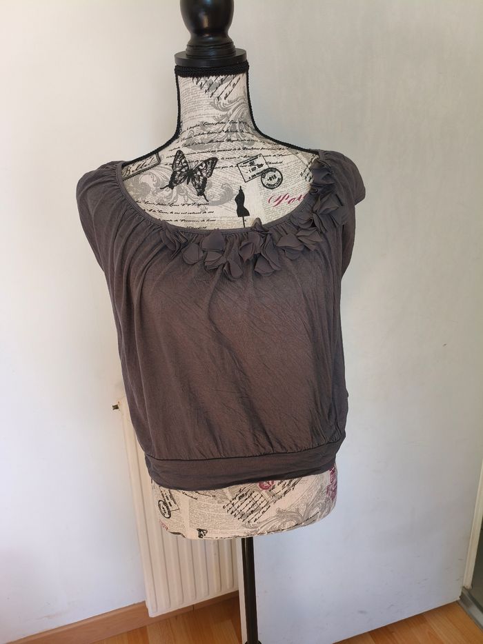 🌸Top gris anthracite H&M à fleurs🌸 - photo numéro 2