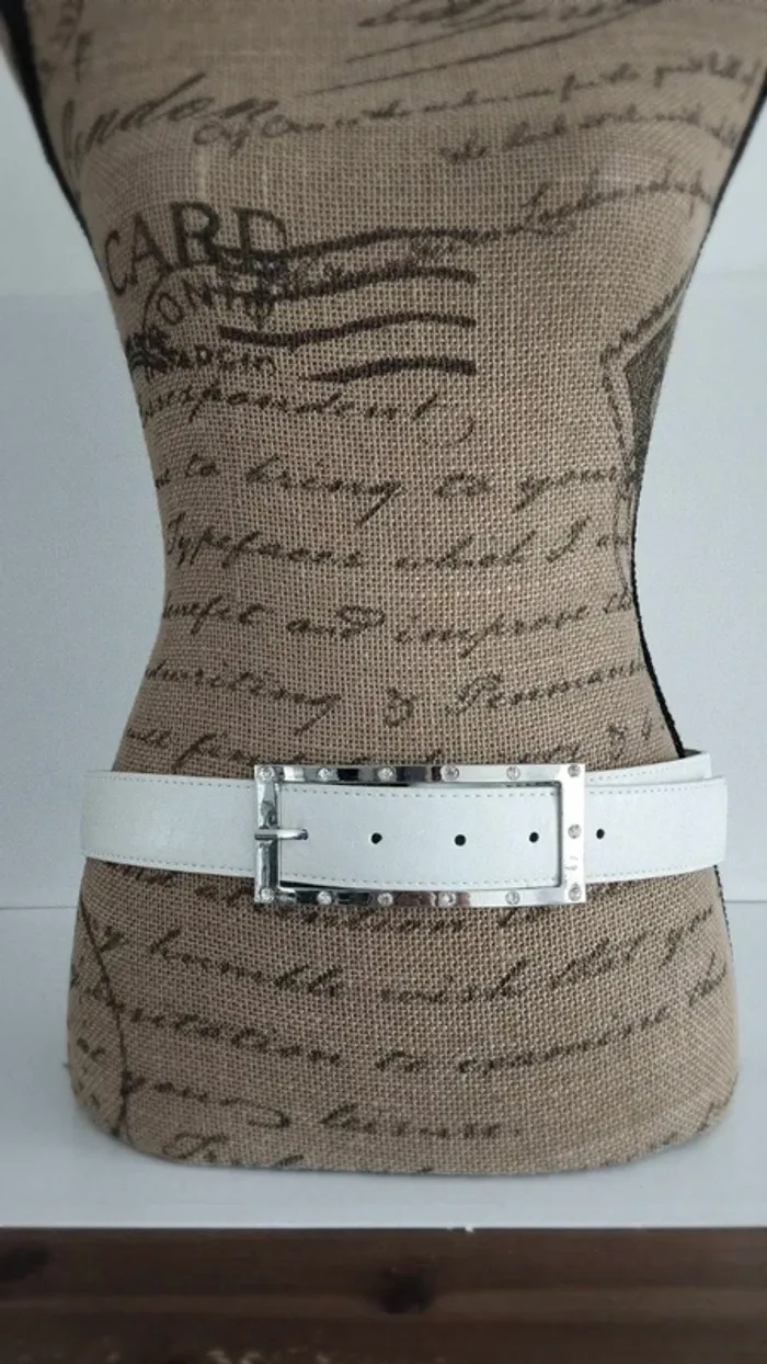 Ceinture blanche boucle rectangle strass 90 cm