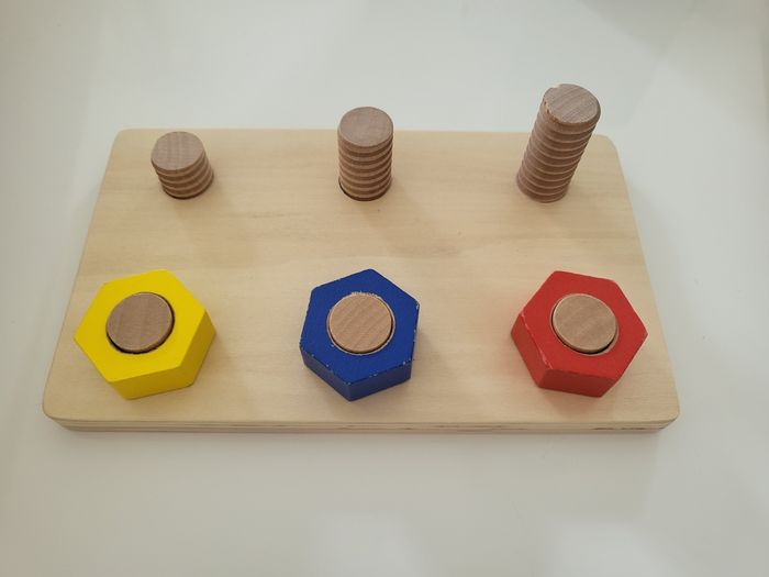 Montessori boulons en bois visser, dévisser
