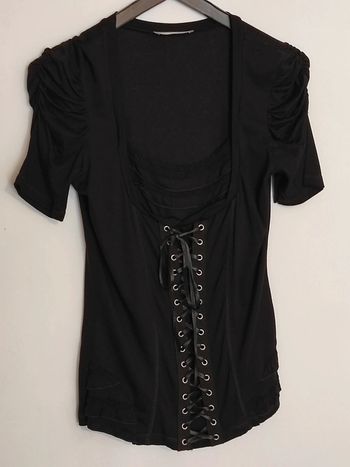 Haut noir à lacets