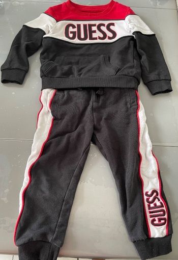Ensemble Guess sweat et pantalon sport T 3 ans rouge blanc noir Très bon état
