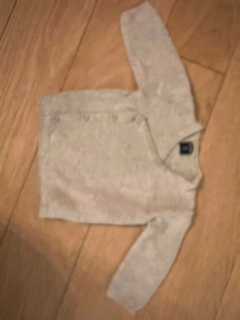 Gilet gris Kiabi très bon état 3 mois