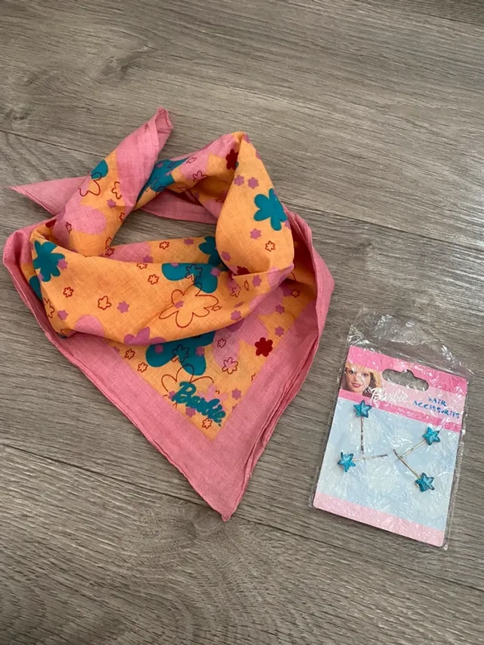 Foulard et barrettes barbie