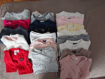 Lot gilets et pulls 1 mois
