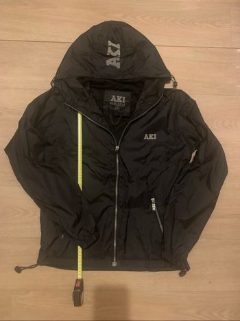 K way noir avec capuche marque aki taille 16ans