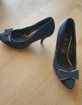 Escarpins à talons bleu avec détails dorés de la marque Gémo en taille 36