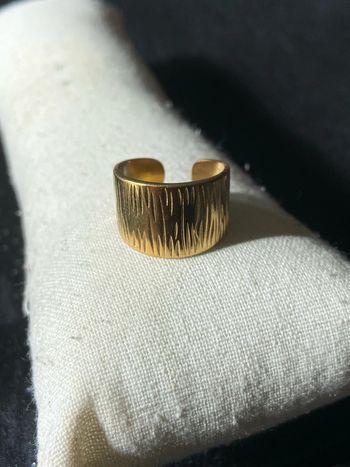 Bague ajustable dorée motifs traits