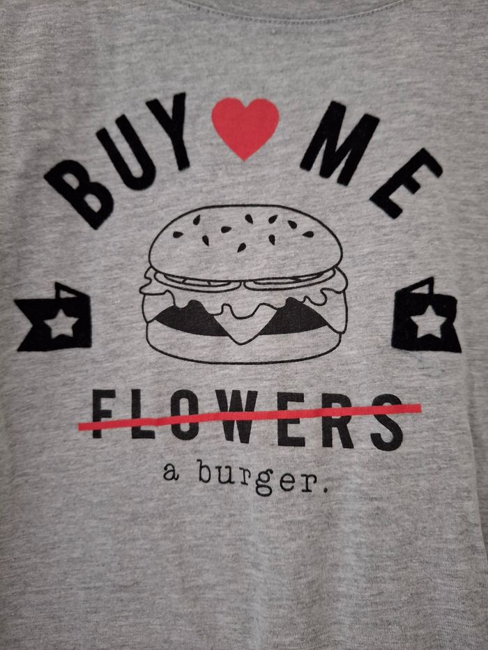 Tee-shirt gris chiné avec impression burger 12 ans Kiabi
Très bon état ni trous ni tache - photo numéro 3