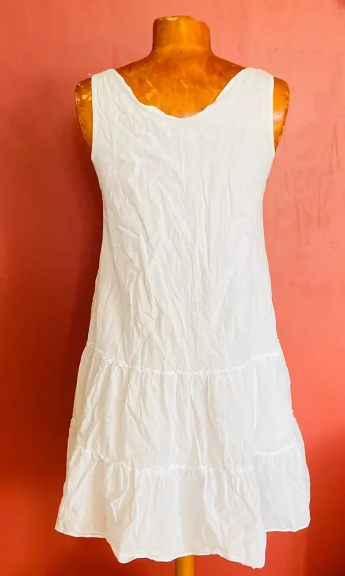 Jolie petite robe blanche, détails crochet au col - photo numéro 2