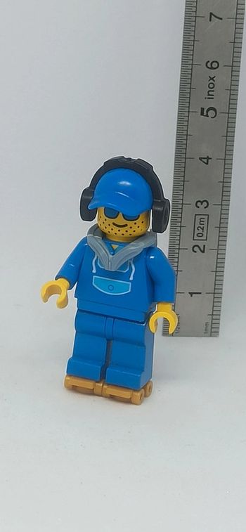 Homme avec écouteurs et rollers lego