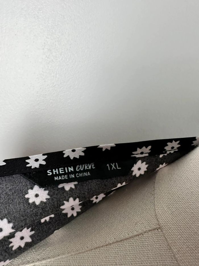 🌸Blouse Shein Curve - noir à fleurs blanche 🌸 - photo numéro 6