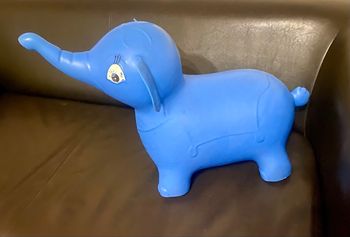 Éléphant sauteur »John »bleu