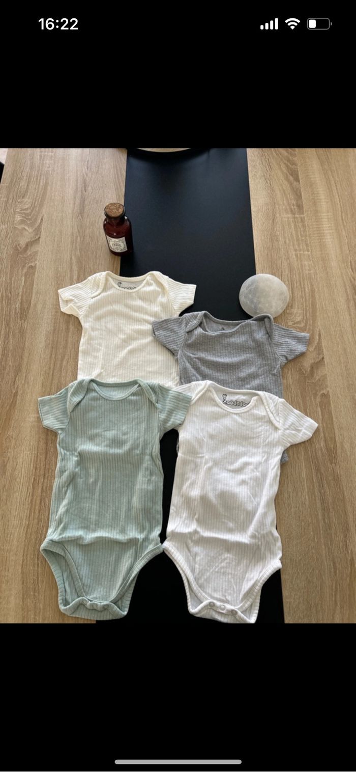 Lot de 4 bodies manche courte