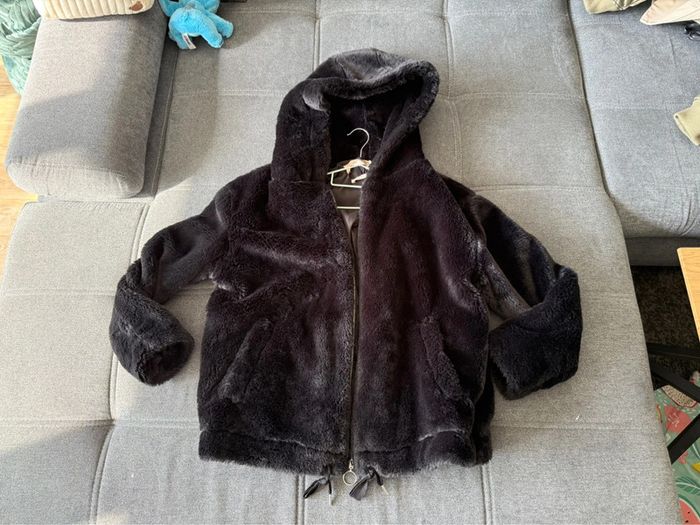 Veste fausse fourrure noire avec capuche