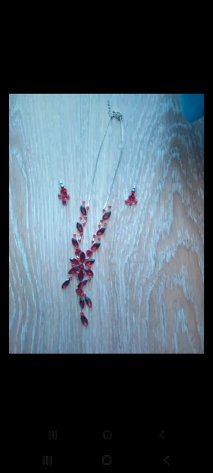 Parure collier et boucles d'oreilles neufs