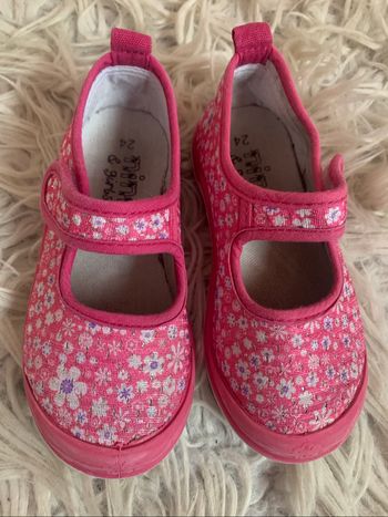 # Chaussures ou chausson pour fillette, taille 24