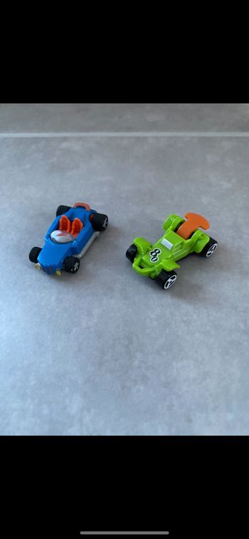 Lot de 2 petites voitures