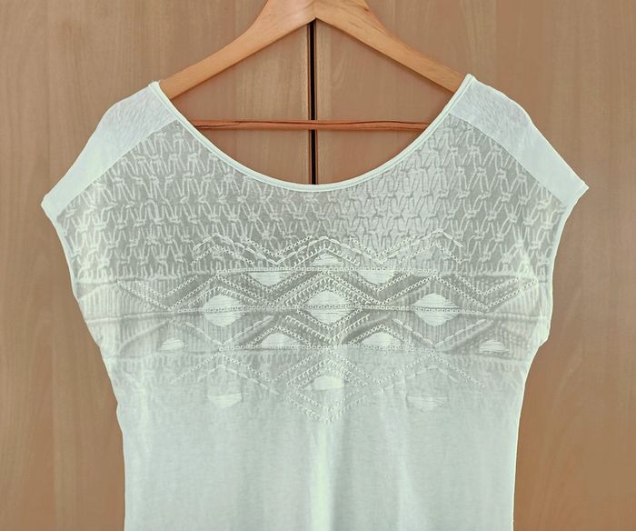 T shirt creme et beige imprime geometrique. Dos decolette. Camaieu. Taille 38 - photo numéro 2