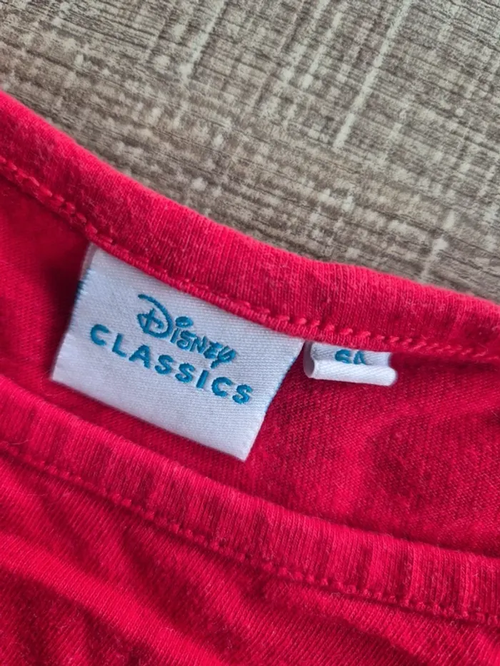 T-shirts de Noël Disney 6 ans en très bon état ! - photo numéro 4