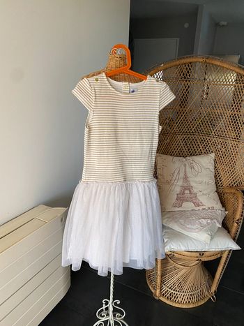 Robe Petit Bateau blanche et dorée à rayures avec jupe en tulle et paillettes taille 10 ans