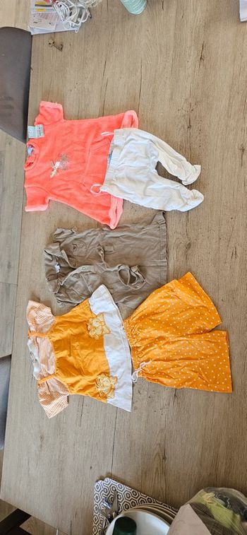 Lot de 38 vêtements fille printemps/été en 12 mois, très bon etat