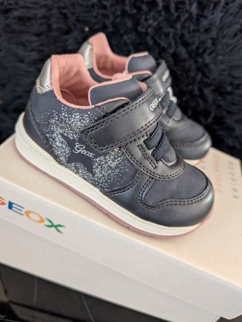 Baskets fille. Taille 22. Semelle intérieure en cuir. Neuf. Geox