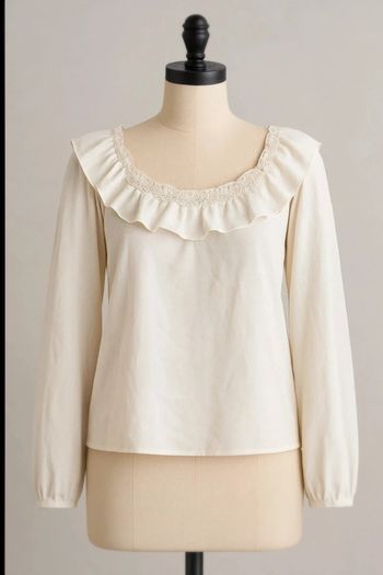 Blouse blanche manches longues et fines.