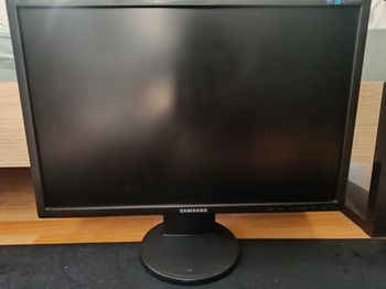 Écran Samsung , clavier HP , câbles d'alimentation