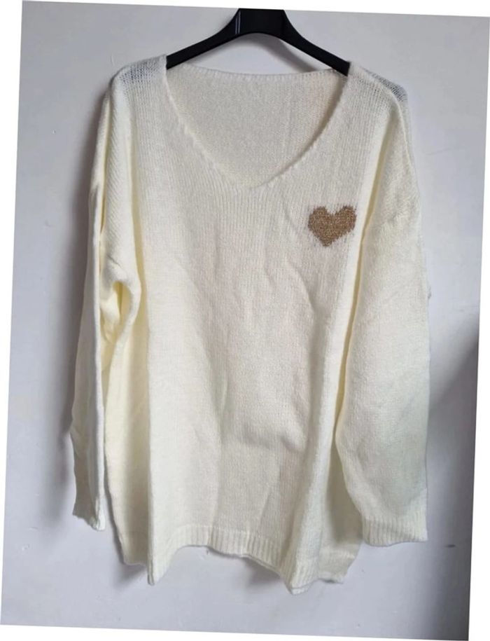 Pull blanc avec coeur curvy