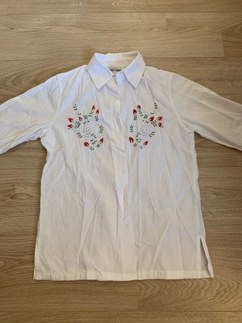 Chemise blanche à détail fleuri