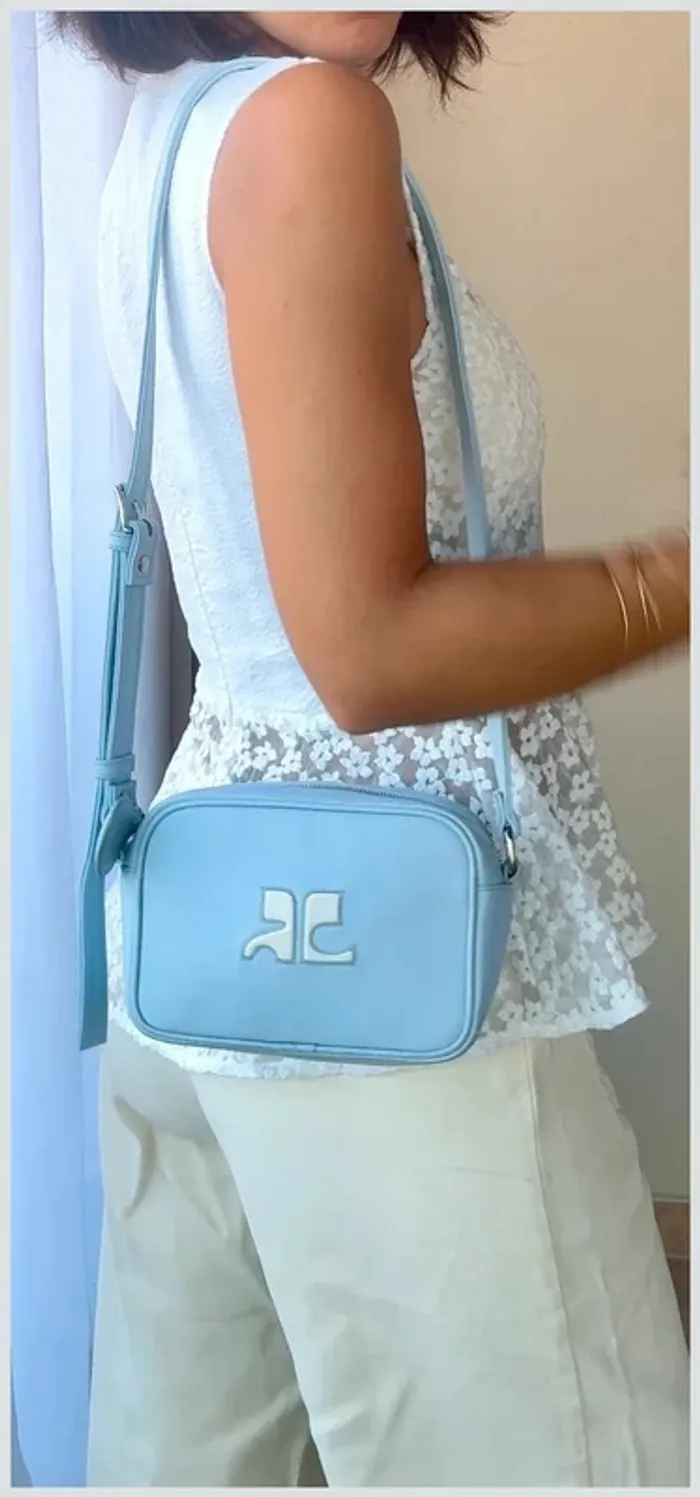 sac caméra bleu ciel Courrèges TBE - photo numéro 5