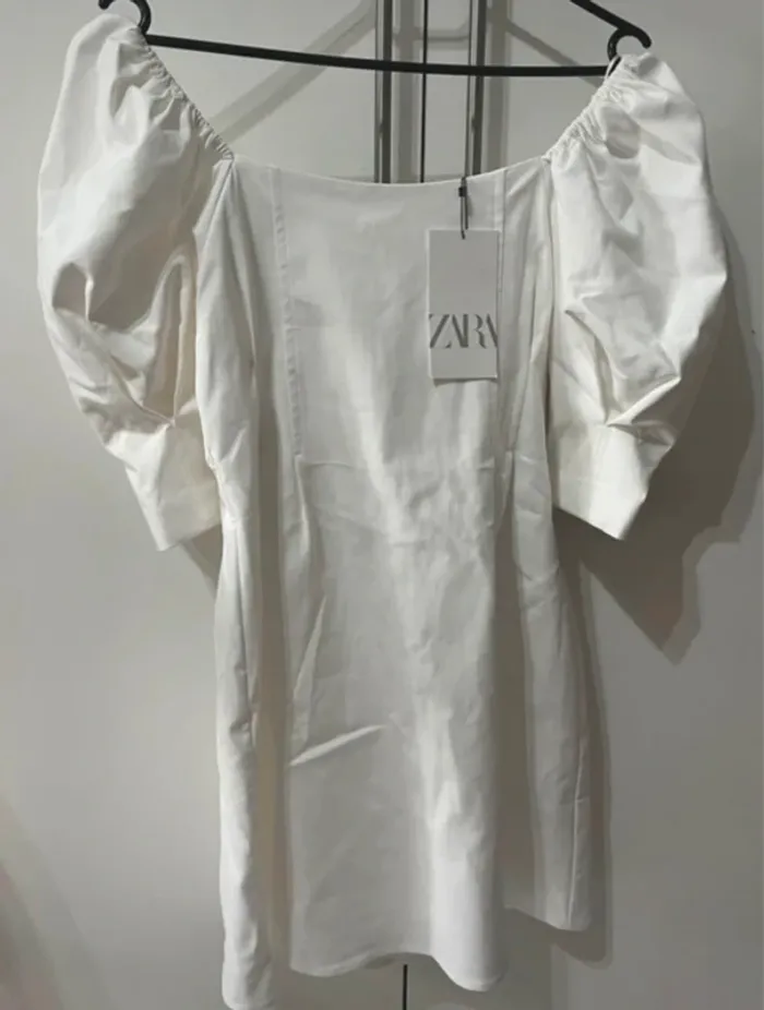 Robe blanche manches bouffantes neuve