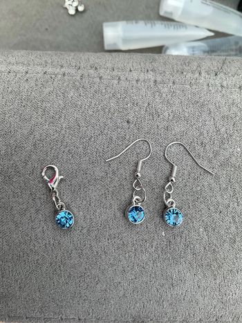 Boucles d’oreilles et breloque bleue neuve
