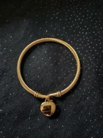 Bracelet doré jonc breloque coeur