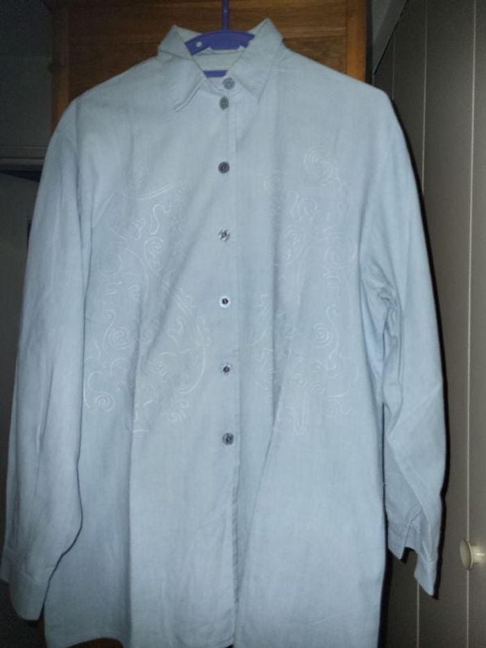 chemise  délavé clair t 42 avec broderies