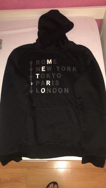 Pull noir en très bon état