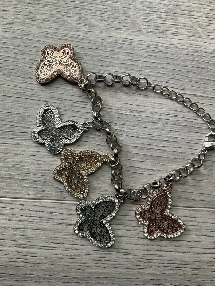 Bracelet breloque papillons argentés et cuivrés - photo numéro 3