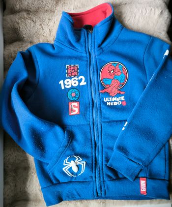 Gilet épais Spider-Man bleu garçon 6 ans bon état (bouloches)