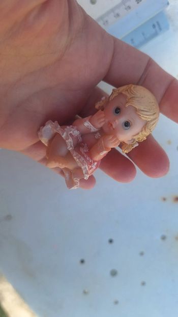 Figurine petite fille robe rose blonde