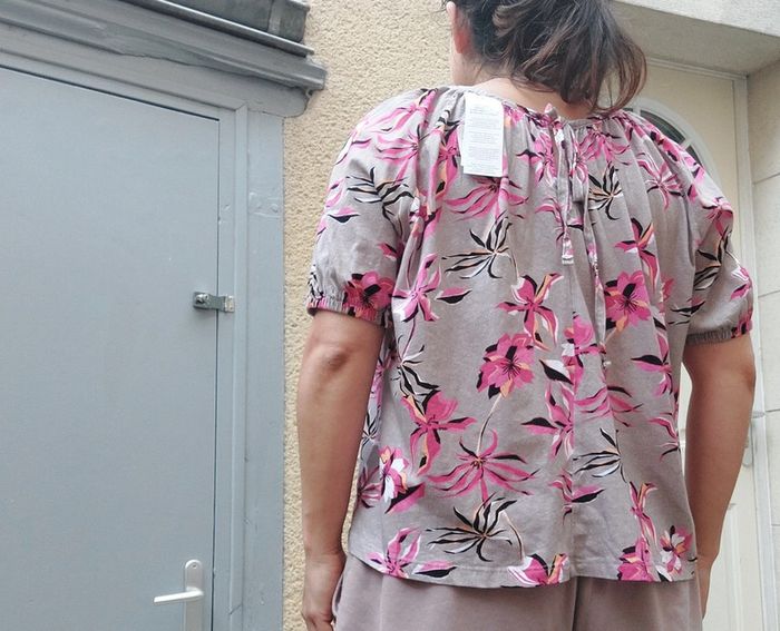 Haut Benetton neuf 38 convient à 40 - photo numéro 4